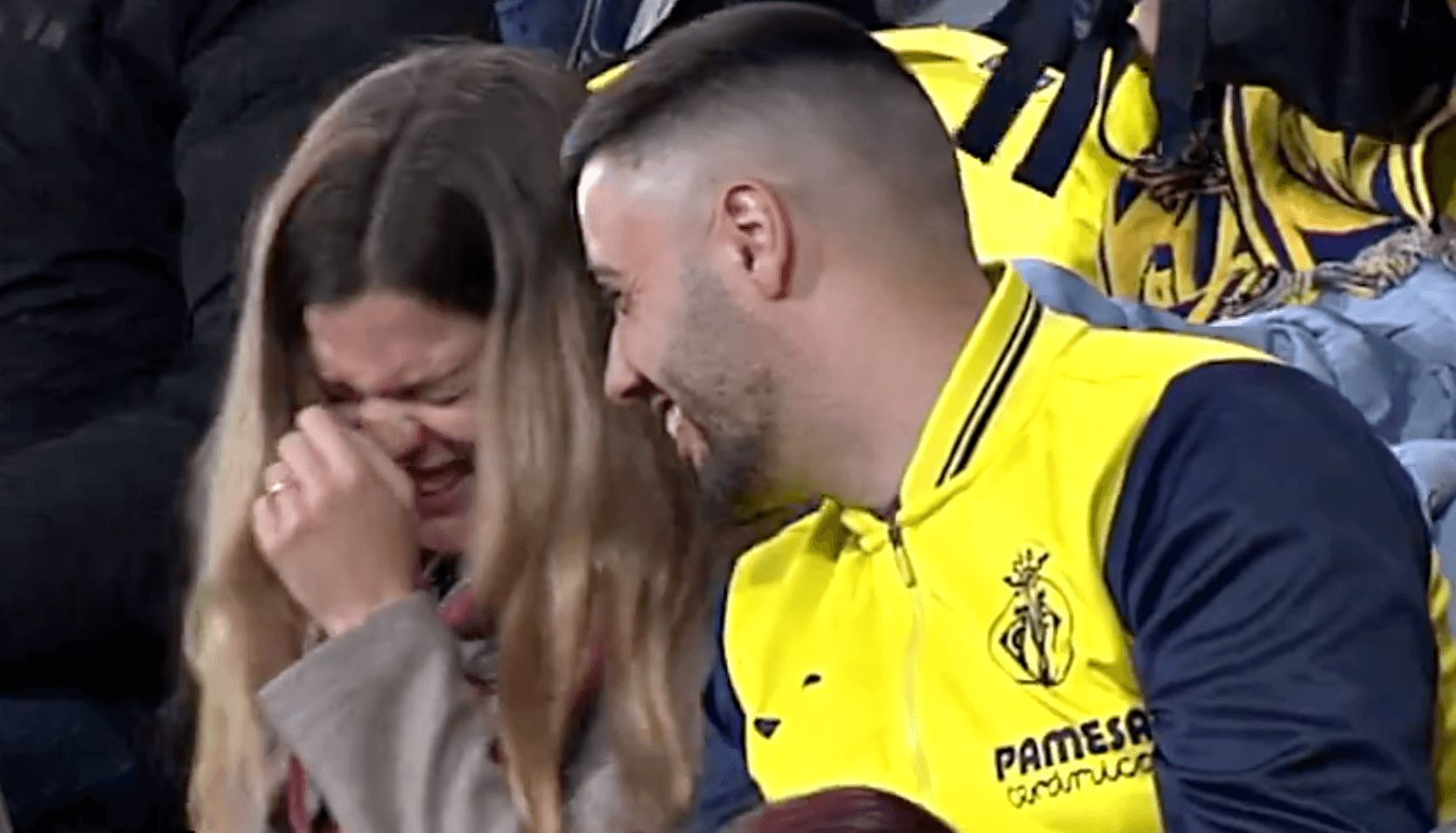  Una pareja viendo el Villarreal-Valencia