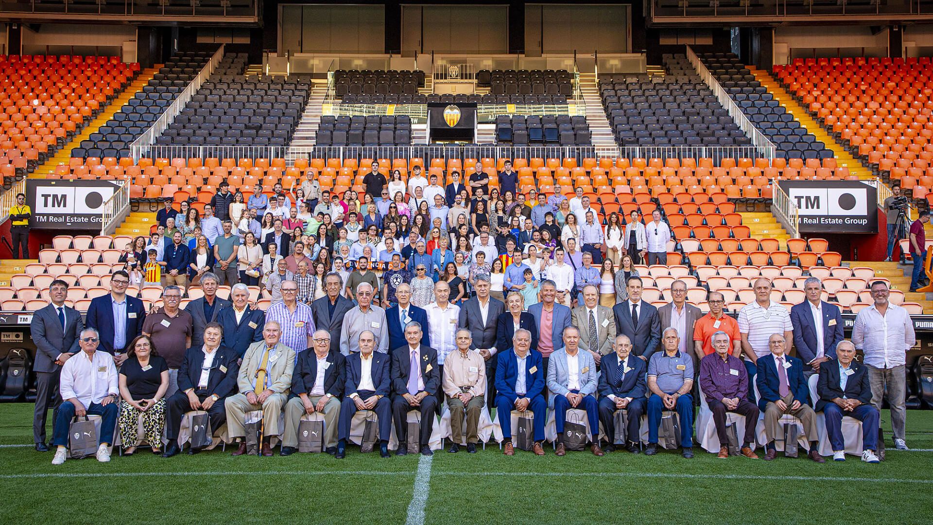  El Valencia CF homenajea a los socios con más de 50 años de antigüedad en Mestalla