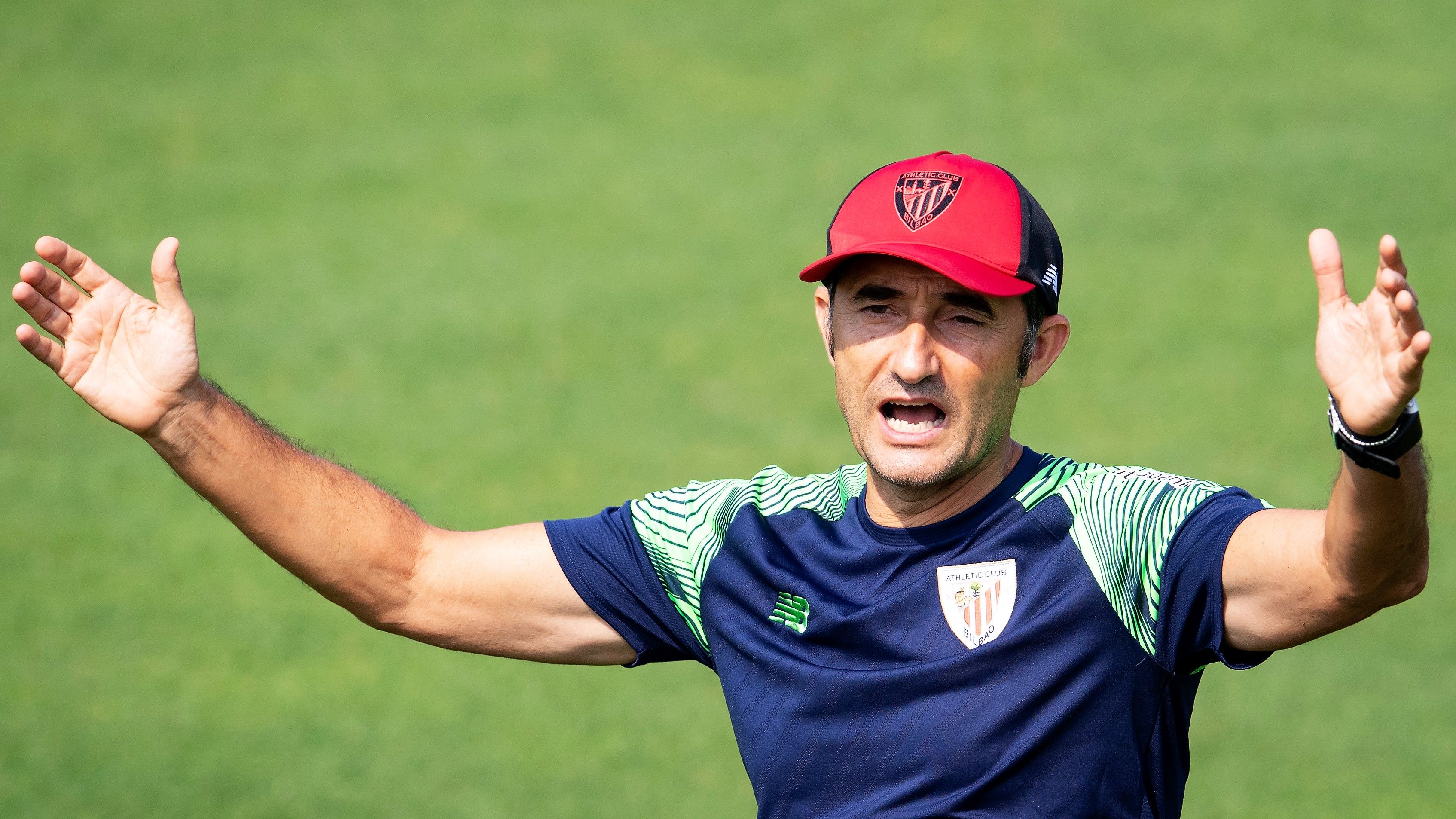  El míster, Ernesto Valverde, gesticula con fuerza en Lezama.