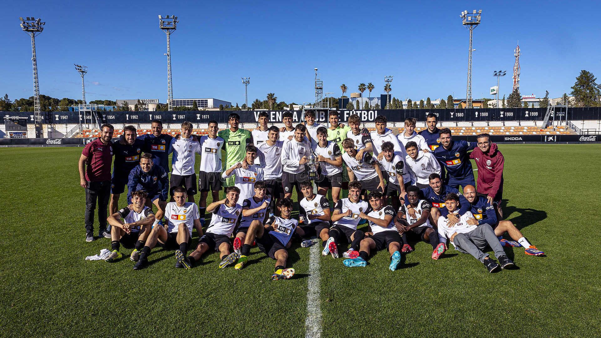 Vinicius Correa, tercero por la derecha en la fila del medio