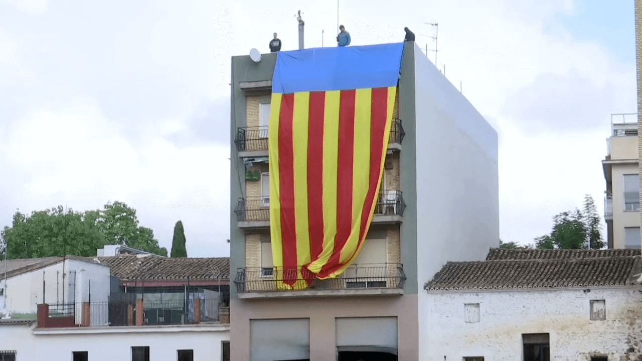  Despliegan una bandera gigante de Valencia en un balcón como símbolo de unión ante la tragedia