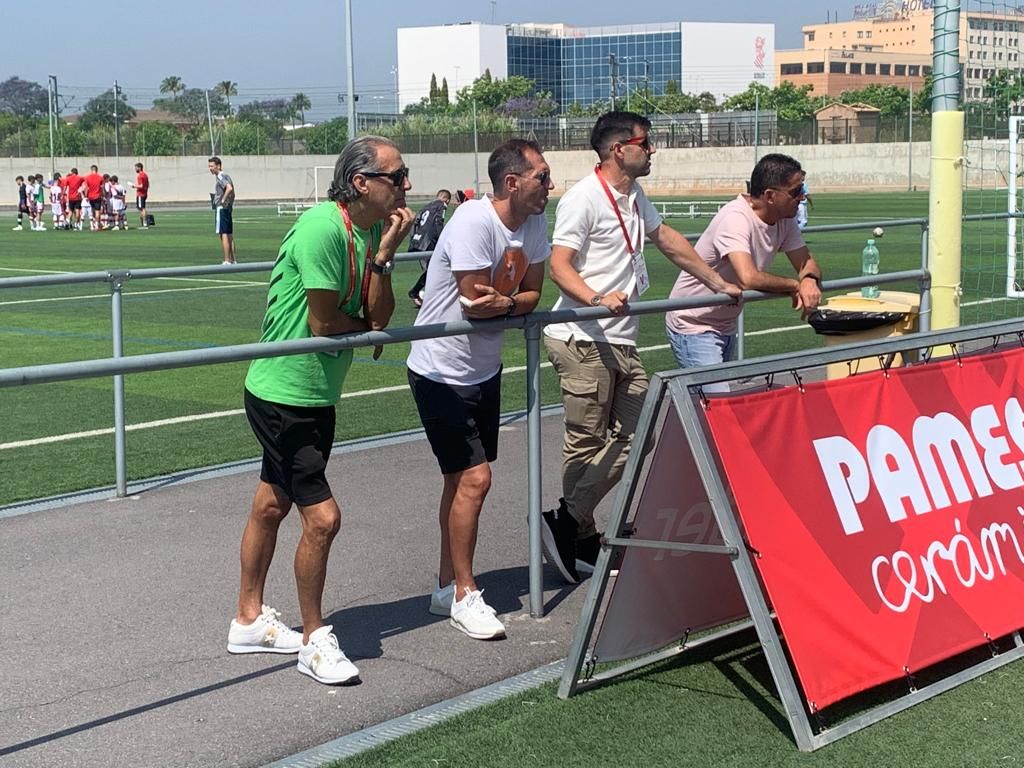  David Albelda viendo a su hijo en LaLiga Promises