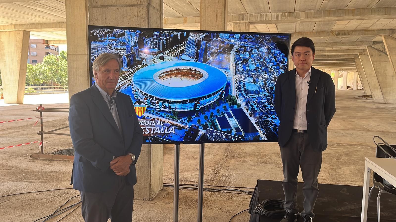 Mark Fenwick, arquitecto del Nou Mestalla, y Sean Bai, en la presentación del nuevo Estadio del Valencia en 2022