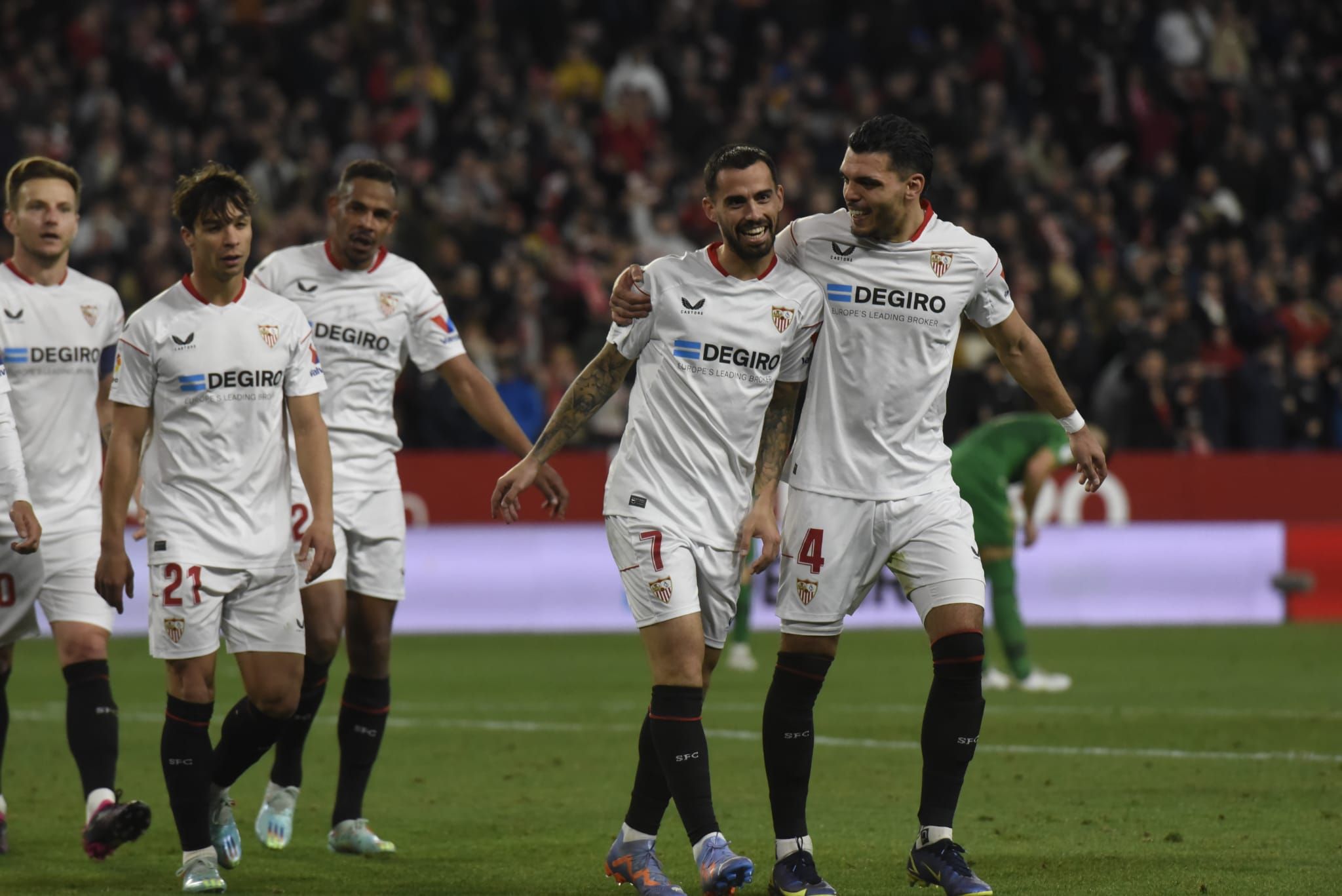  Suso, jugador que pretende el Valencia, y Rekik, celebrando un tanto del Sevilla.