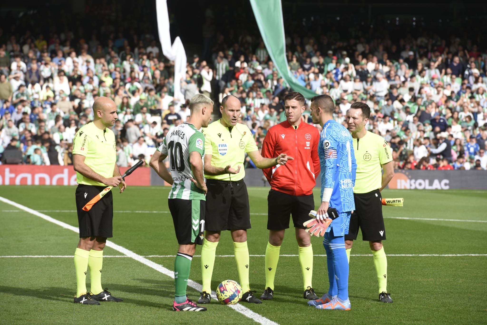  Mateu Lahoz habla con Masip y Canales antes del Betis - Valladolid.