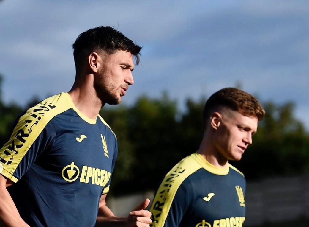  Yaremchuk entrenando en la Selección de Ucrania