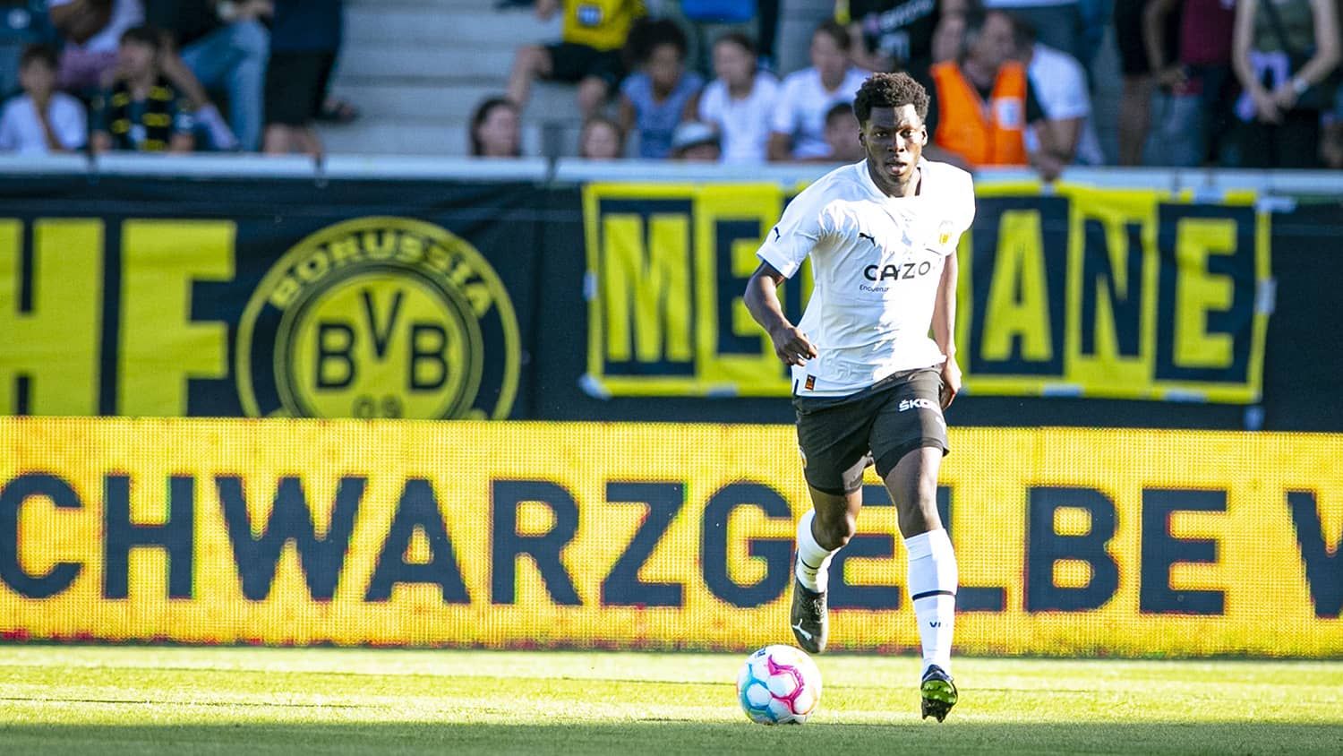  Yunus Musah ante el Borussia