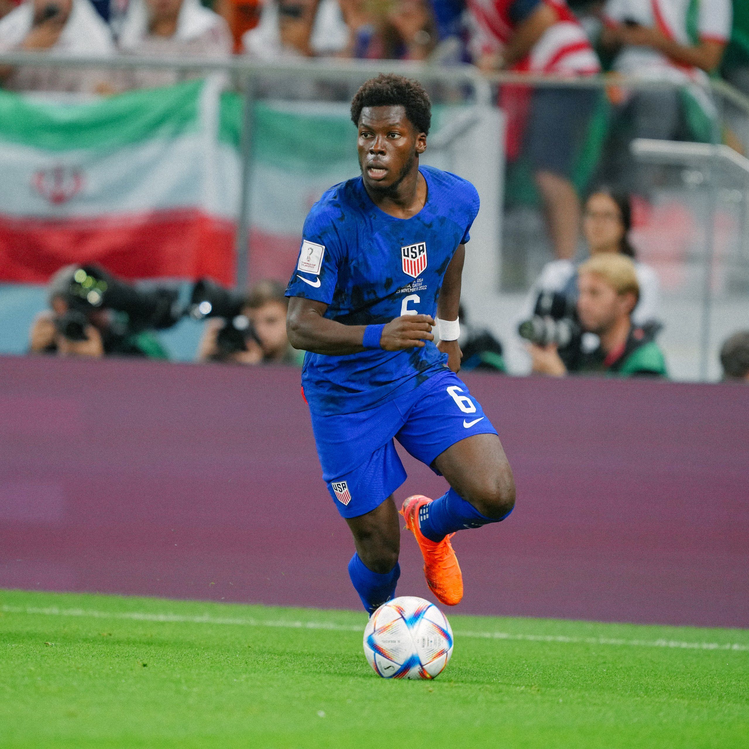  Yunus Musah, ante Irán en el Mundial de Qatar.