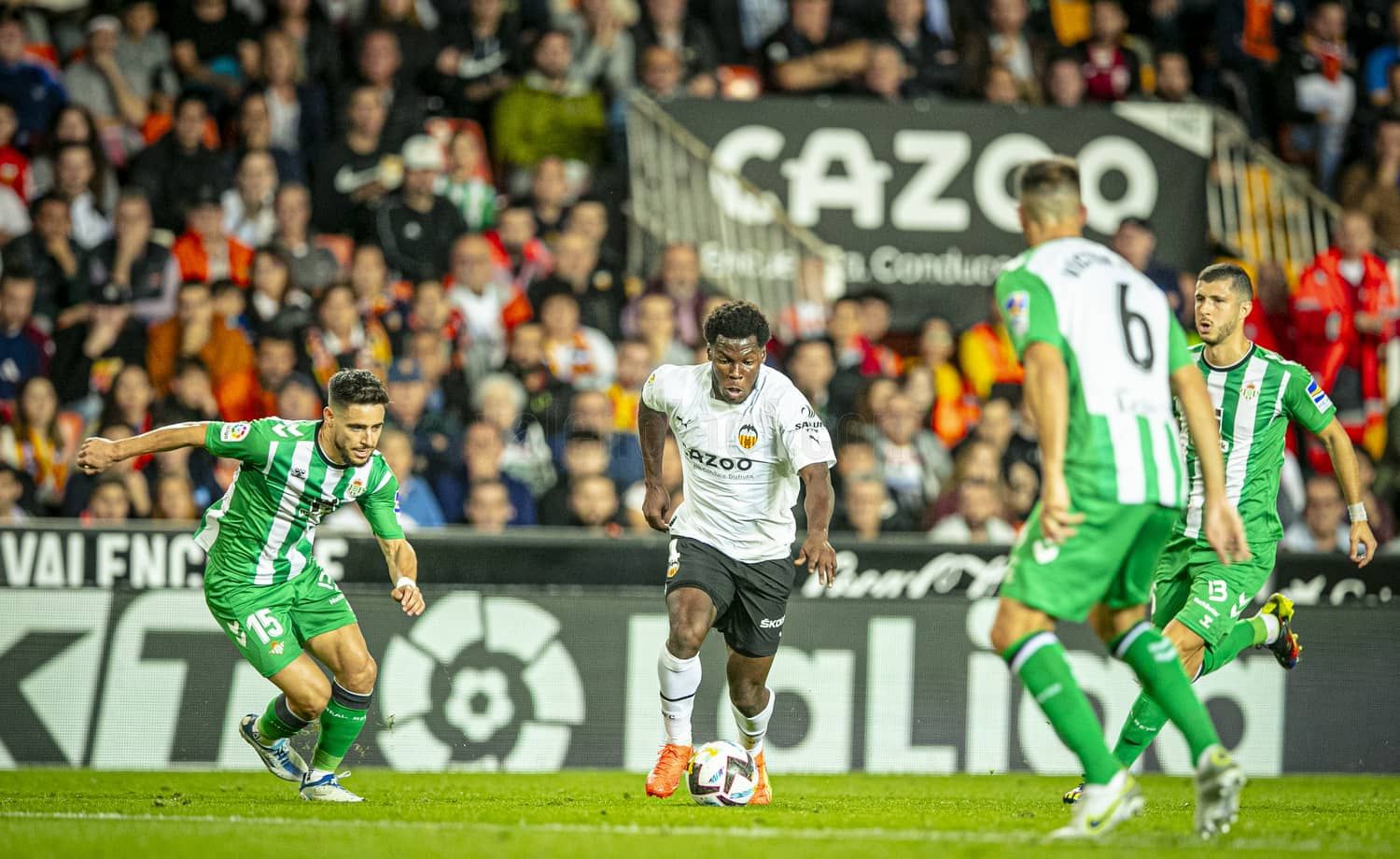  Yunus Musah, en el Valencia CF - Betis.
