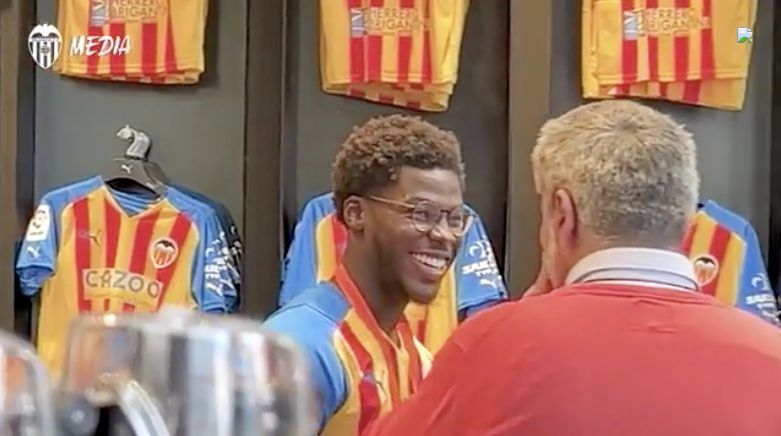  Yunus Musah participa en el Día de los Inocentes.