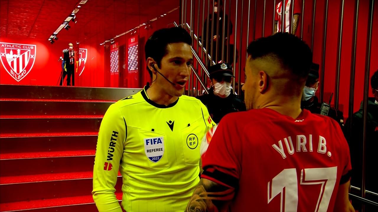  Yuri habla con el árbitro del encuentro.