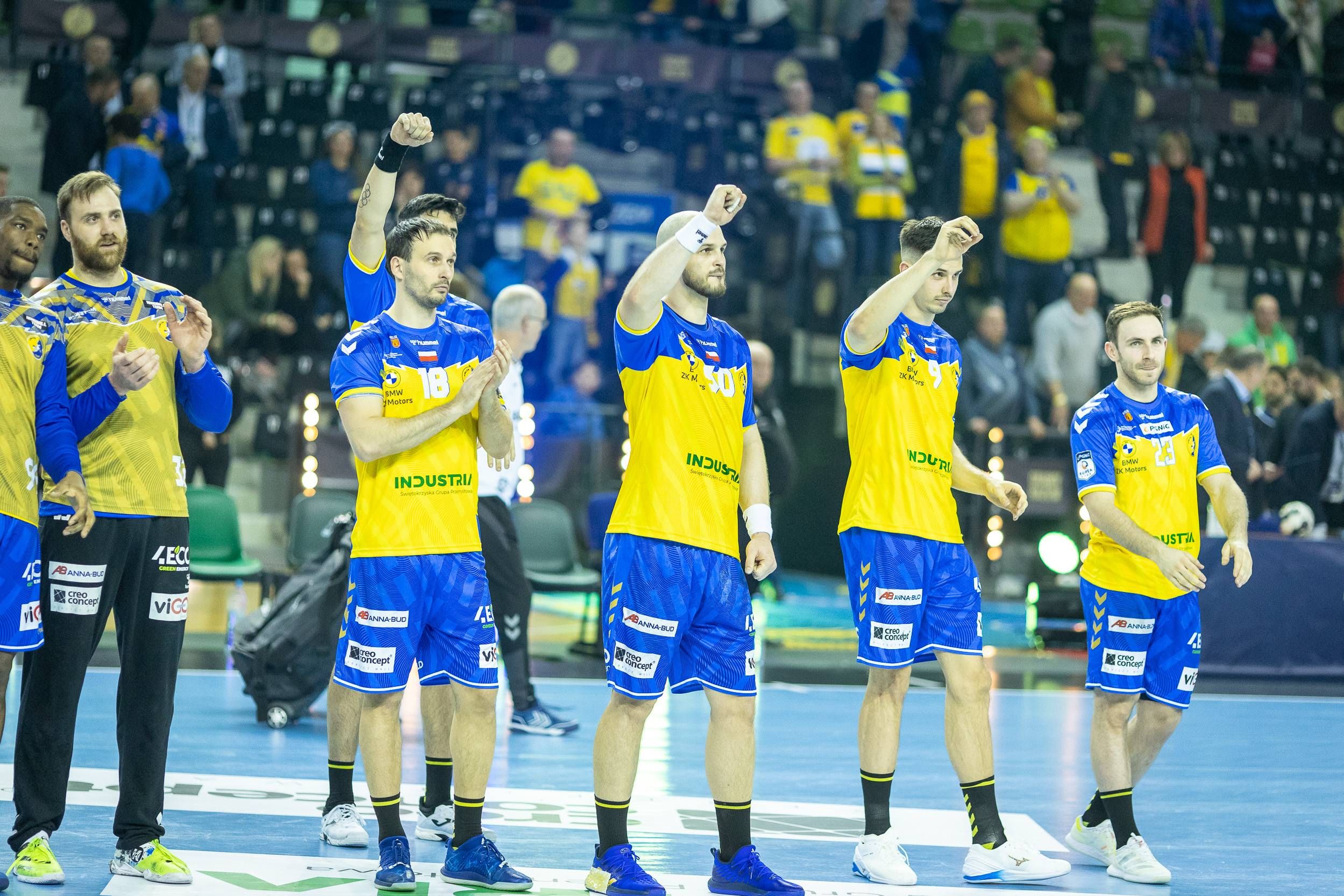  El Kielce de los Dujshebaev aplaudiendo a la afición