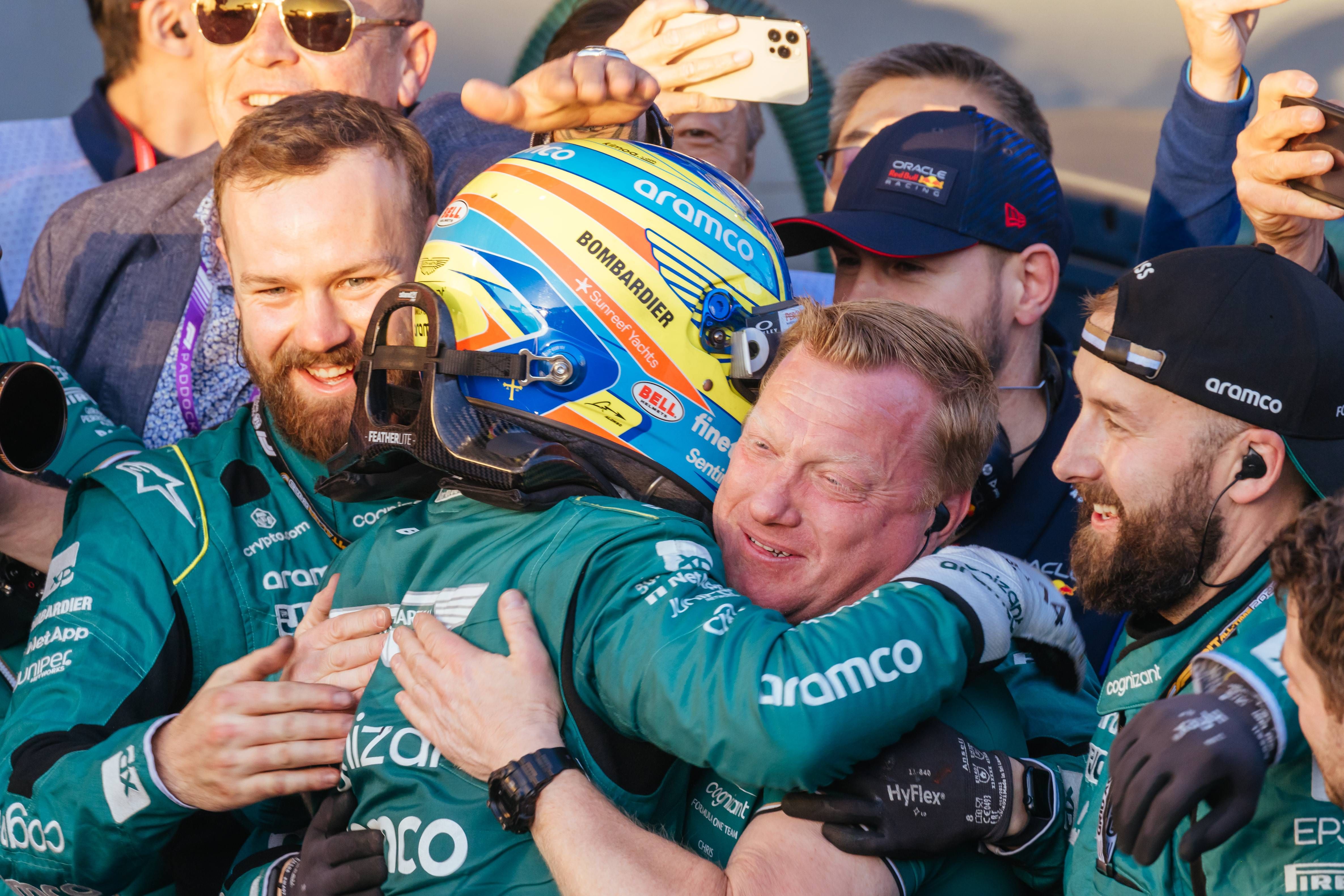 Fernando Alonso y su equipo son una familia (Cordon Press).