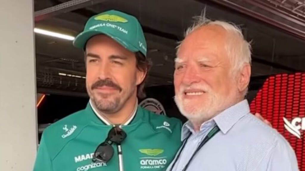 Fernando Alonso y el 'señor del meme' (Fuente: F1)