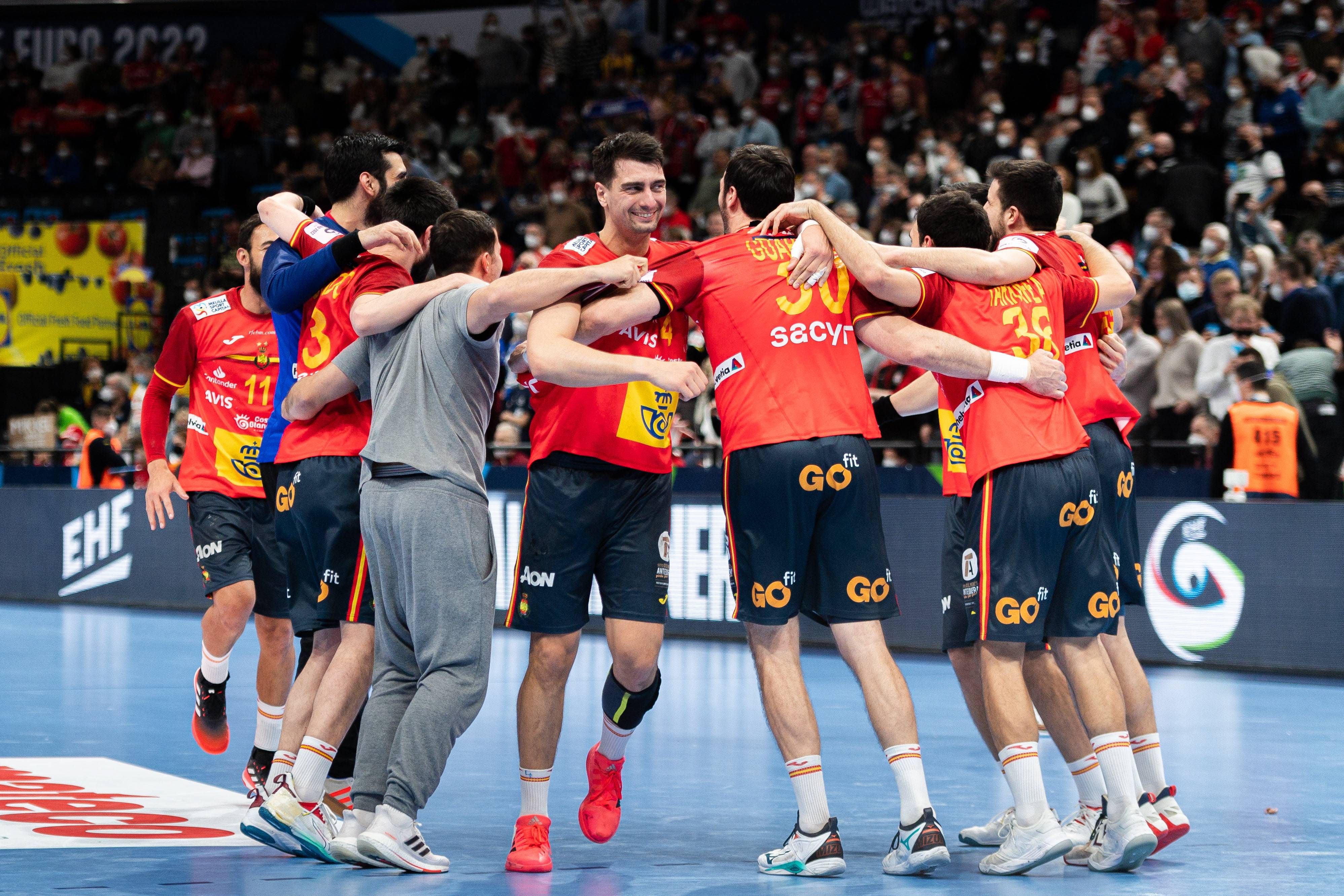  Celebración de los Hispanos tras ganar a Dinamarca en las semis del Europeo de balonmano (Foto: Co