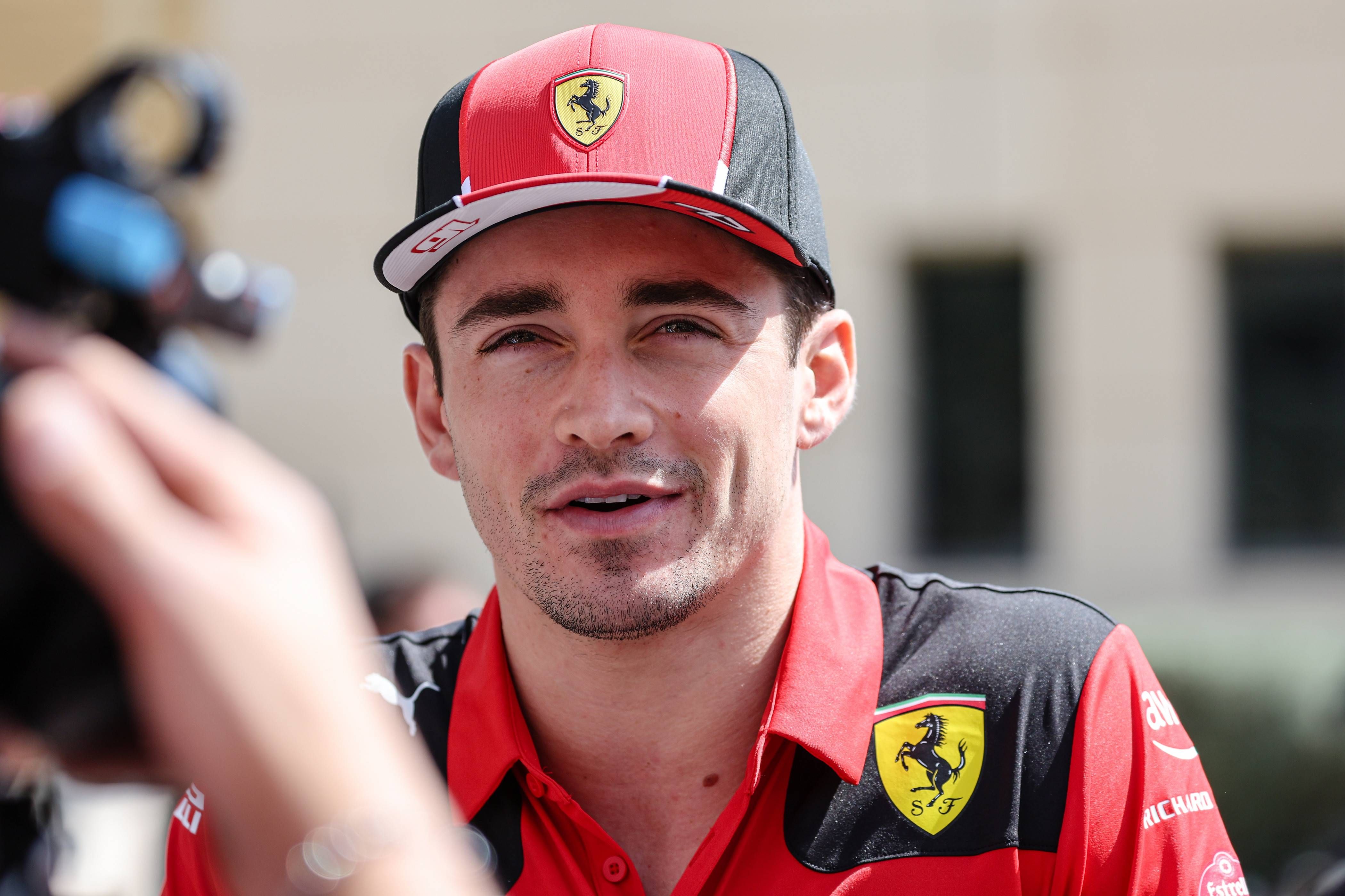 Charles Leclerc atendiendo a los medios de comunicación.