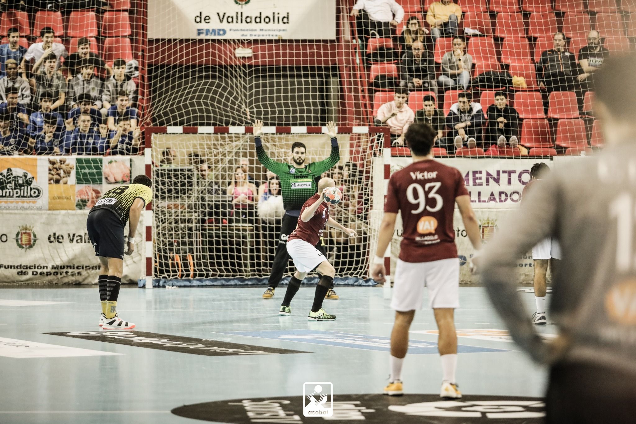 Diego Camino, antes de lanzar un penalti al Bidasoa en las semifinales de la Copa Asobal.