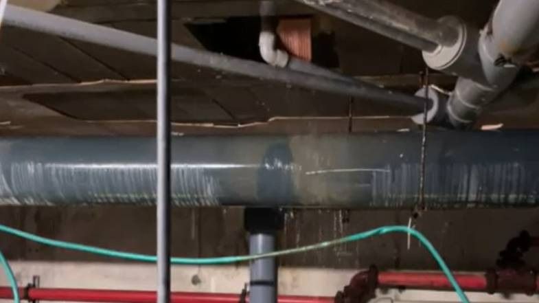  El mal estado de una piscina municipal de Valencia