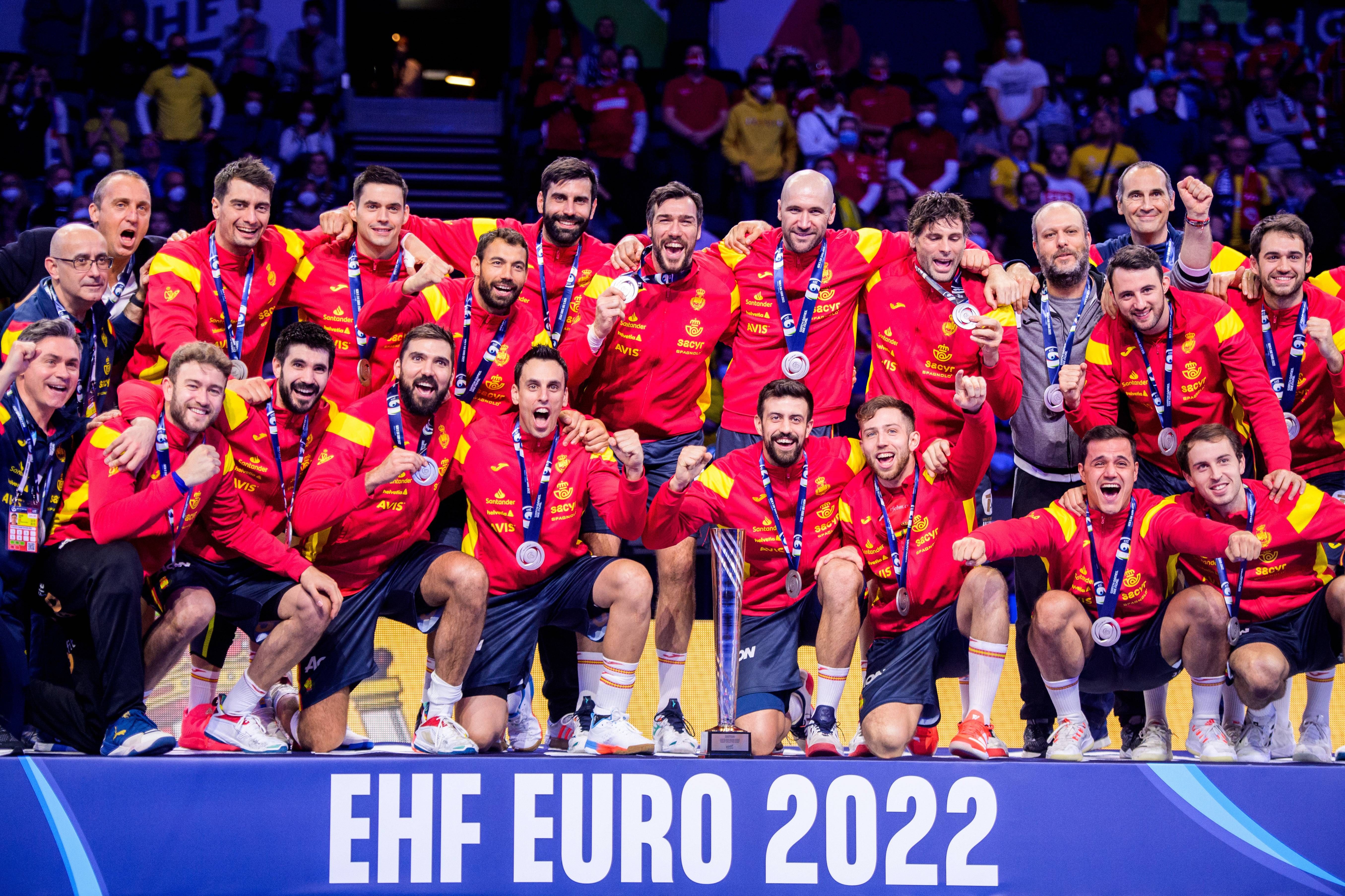 Los Hispanos tras quedar segundos en el Europeo.