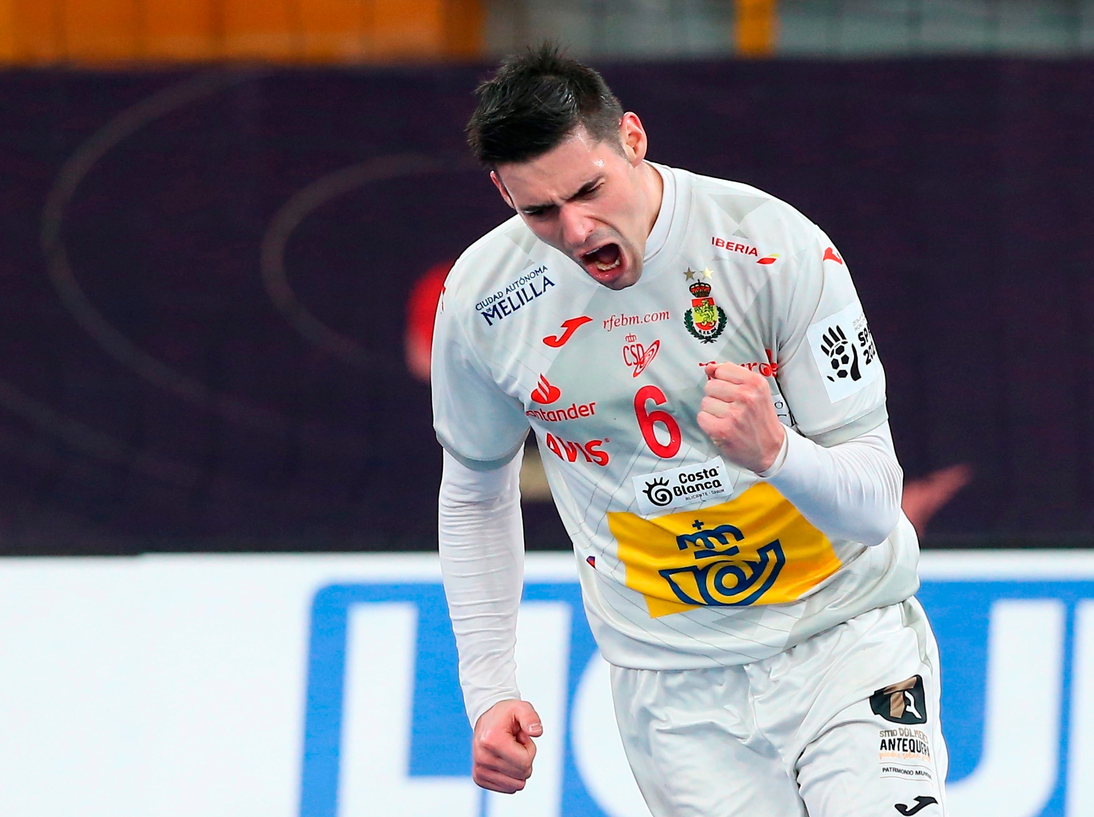 Ángel Fernández celebra un gol en el España-Noruega del Mundial de Egipto.