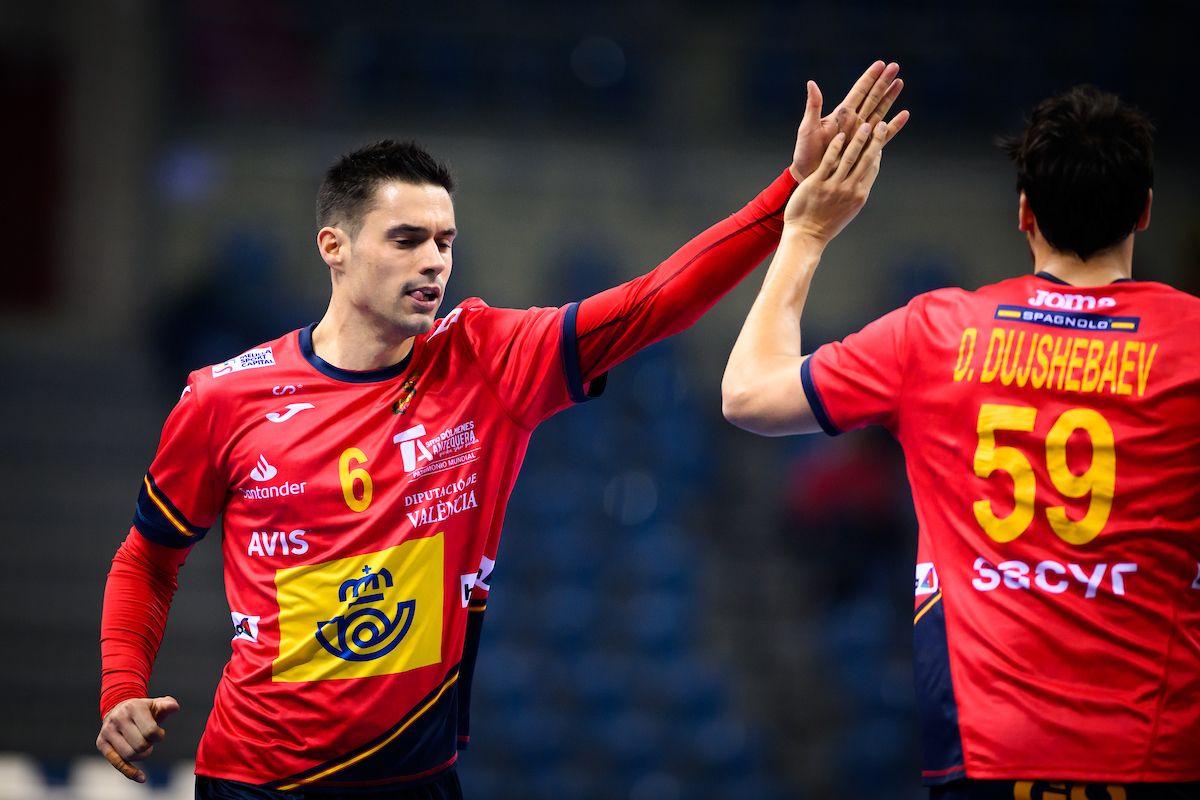  Ángel Fernández celebra con Dujshebaev en el España-Polonia del Mundial.