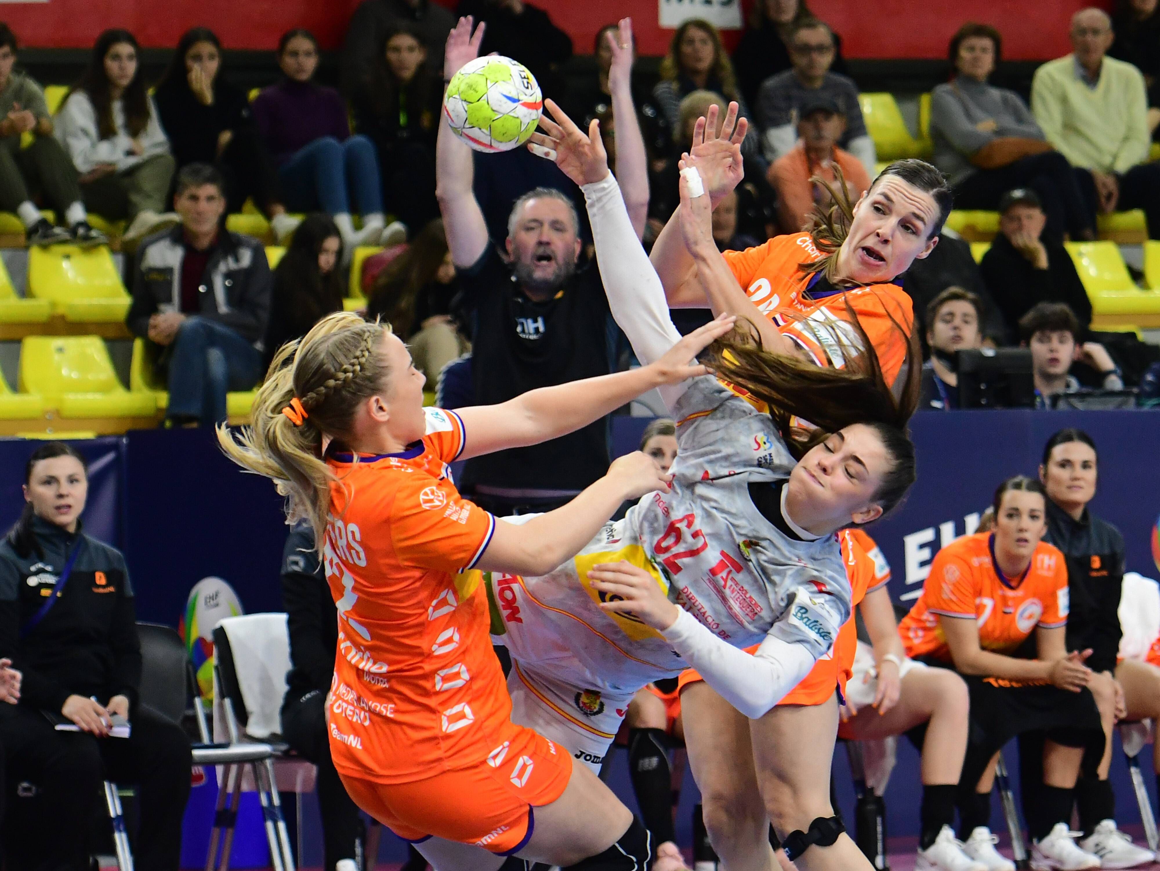  Las 'Guerreras' España contra Países Bajos en el Europeo de Balonmano femenino.