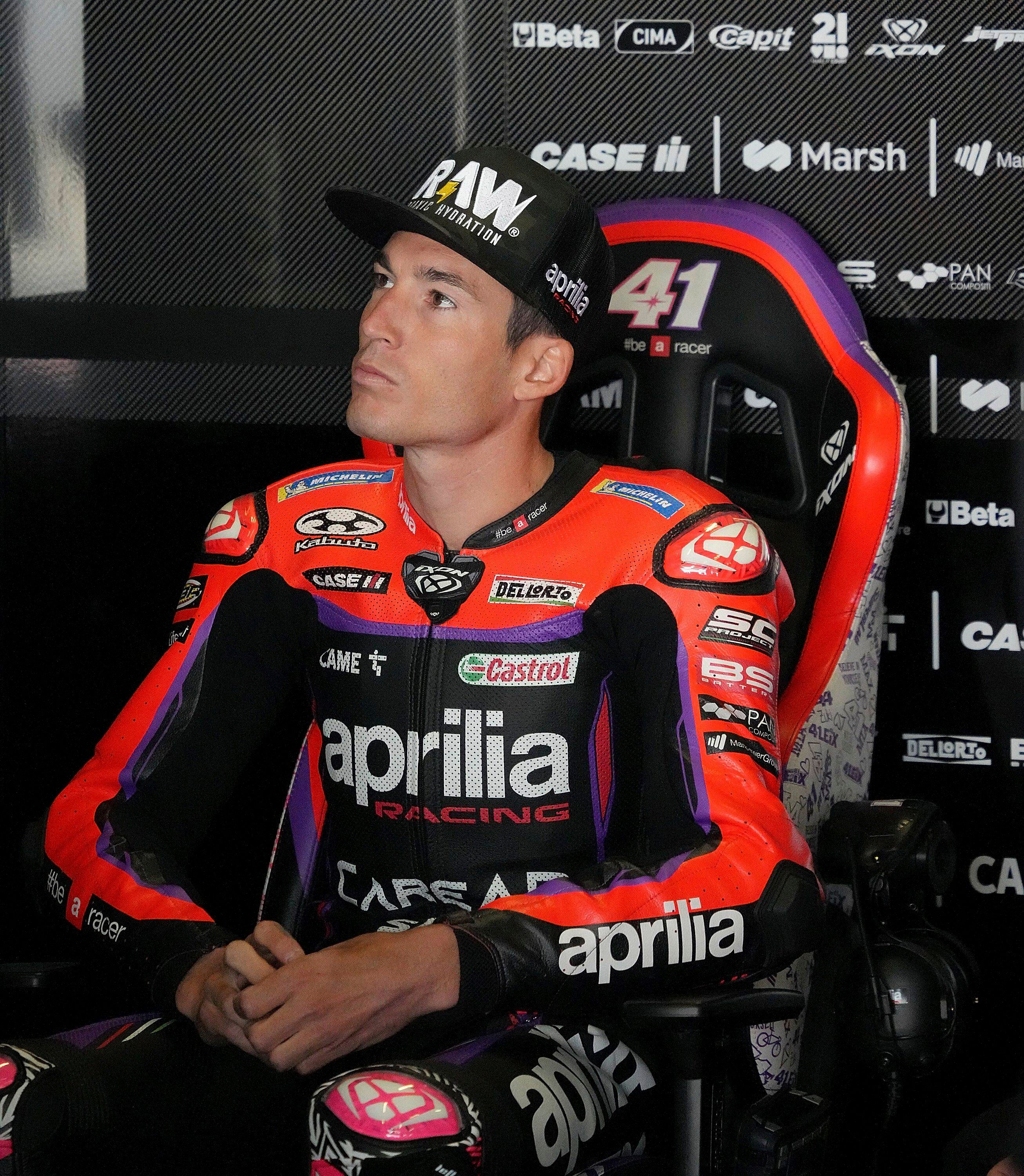 Aleix Espargaró en el box en el circuito de Portimao.