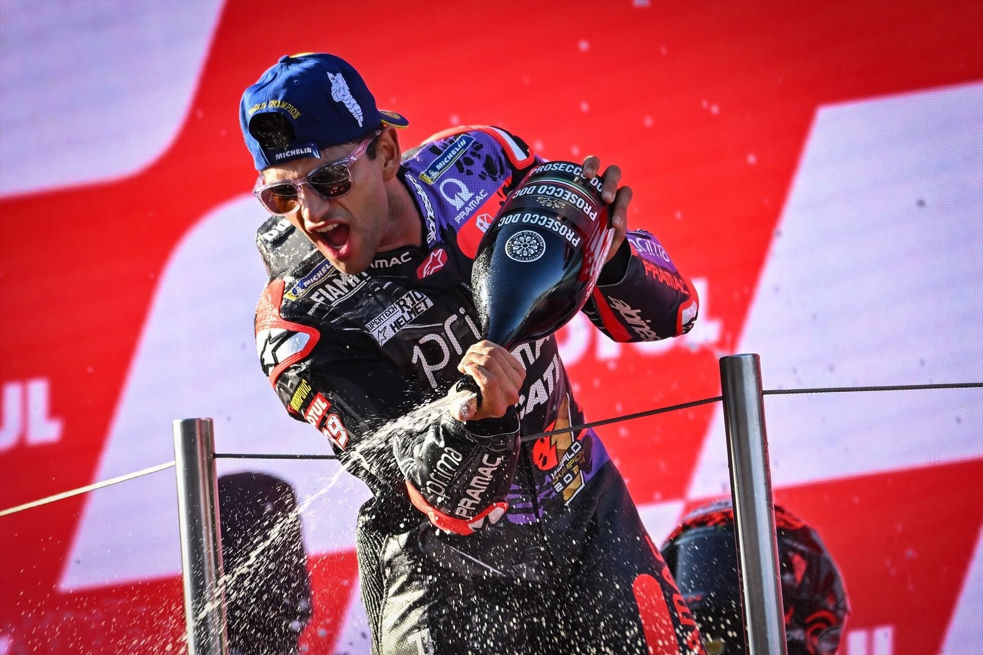  Jorge Martín celebrando el título en Montmeló