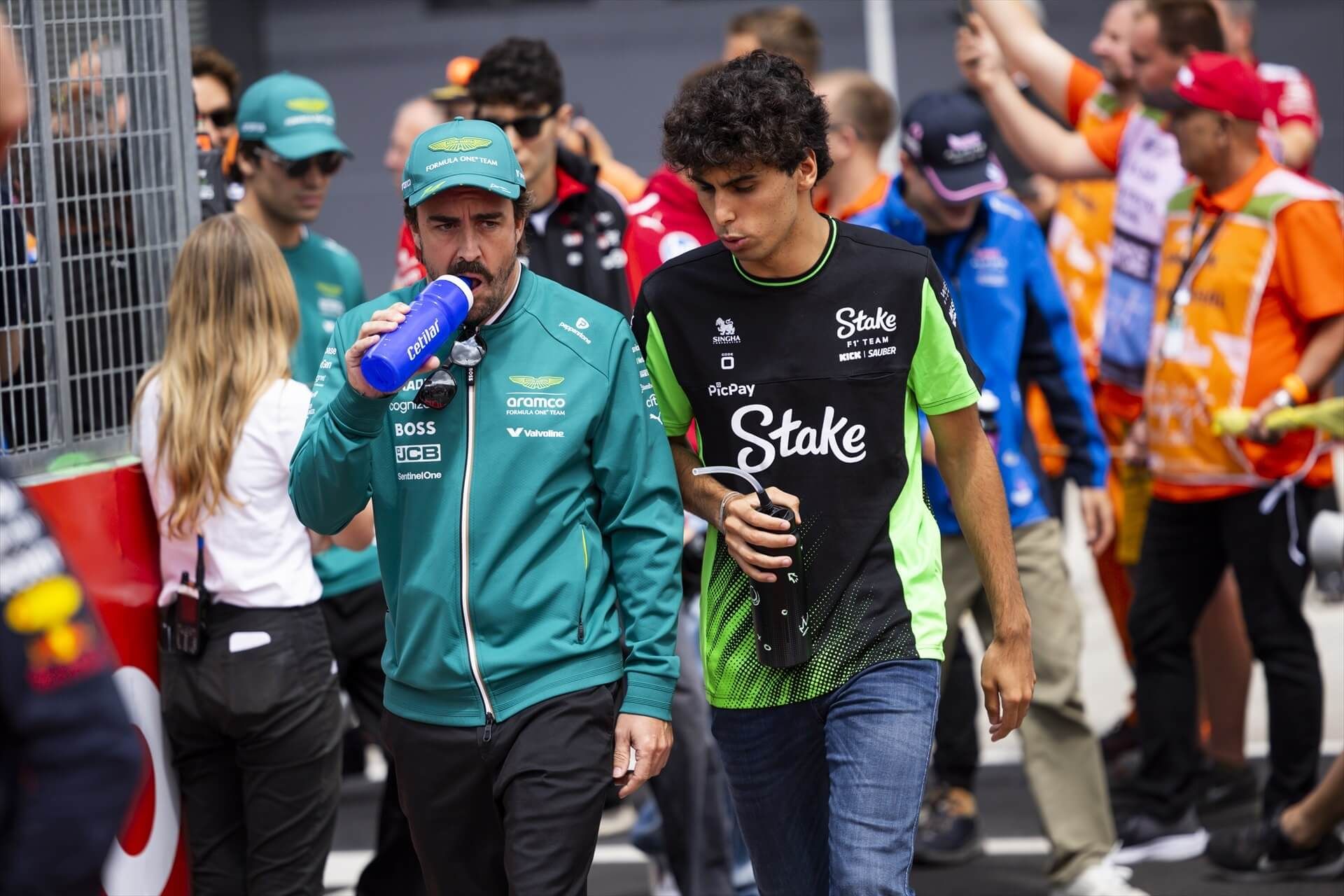  Fernando Alonso y Gabriel Bortoleto en el GP de Hungría. (Europa Press)
