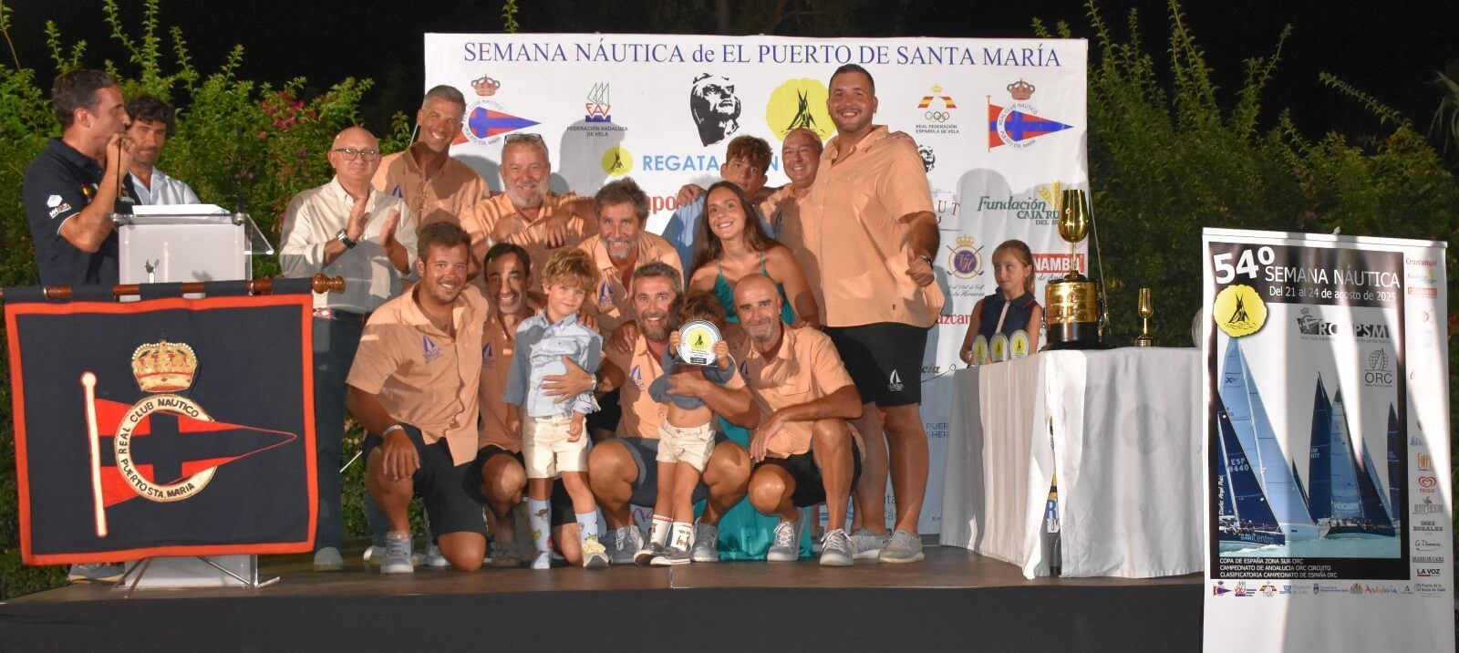  Uno de los equipos premiados recogen su galardón.