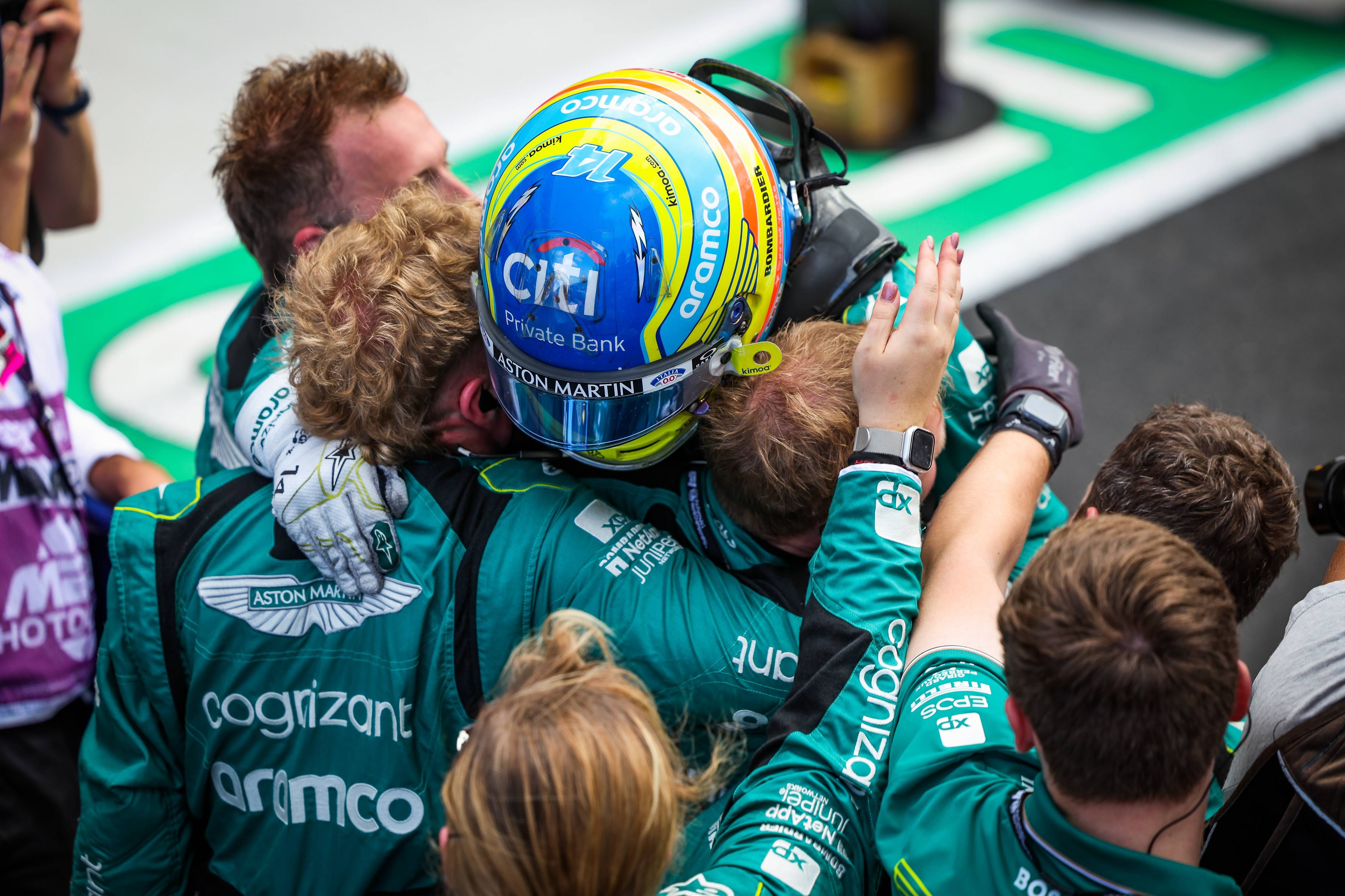  Fernando Alonso abrazado a sus mecánicos