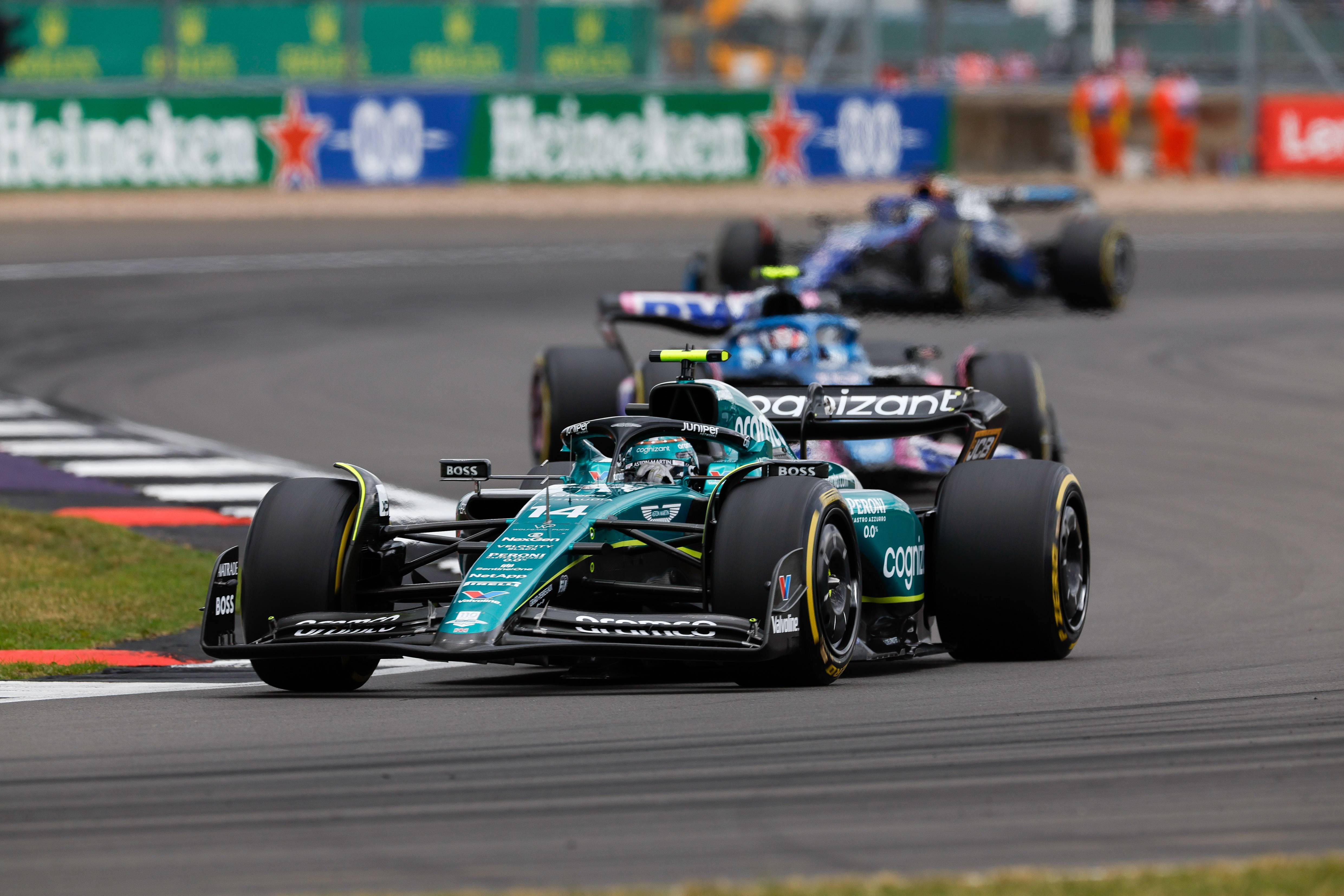  Fernando Alonso, conduciendo el AMR23 en Silverstone (Cordon Press)