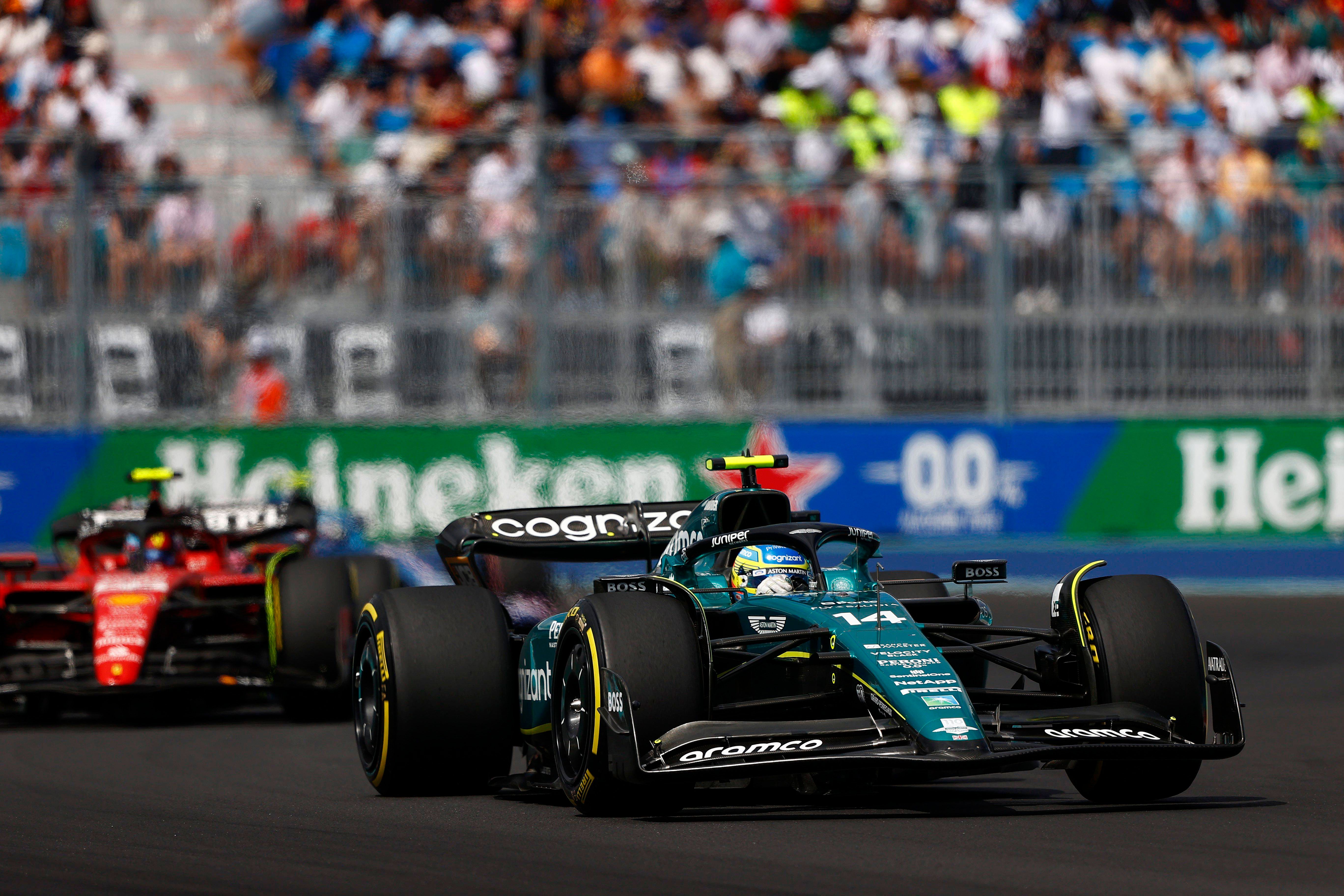  Fernando Alonso en el GP de Miami, perseguido por Carlos Sainz