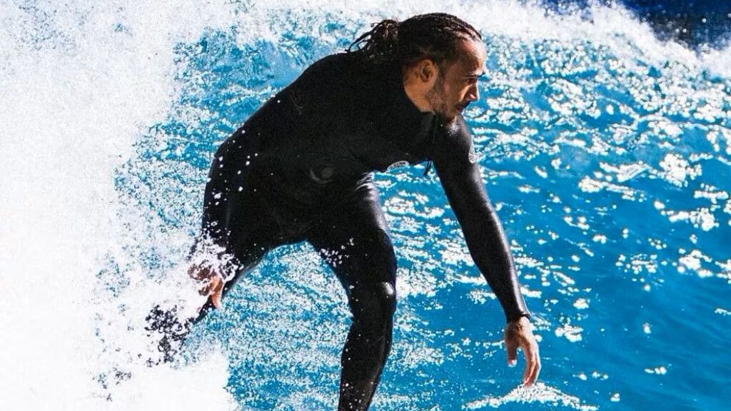  Lewis Hamilton practicando surf en Hawai (@lewishamilton)