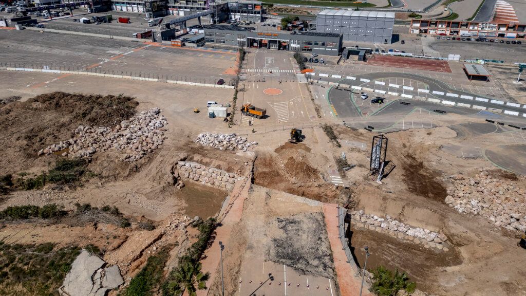 Obras de reconstrucción del Circuit Ricardo Tormo de Cheste (foto: EFE).