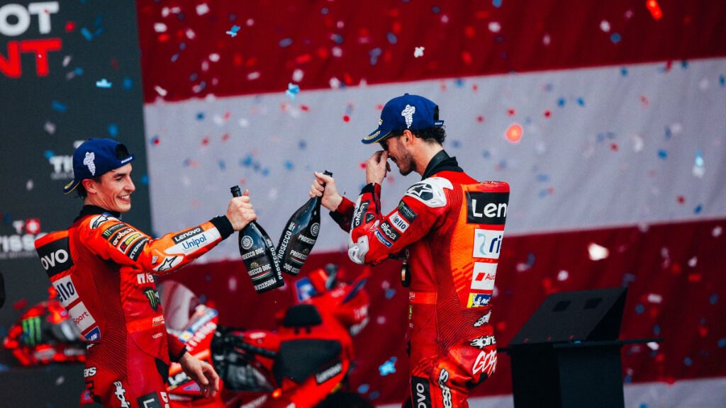Marc Márquez y Pecco Bagnaia, en el podio de la sprint del GP de Austin.