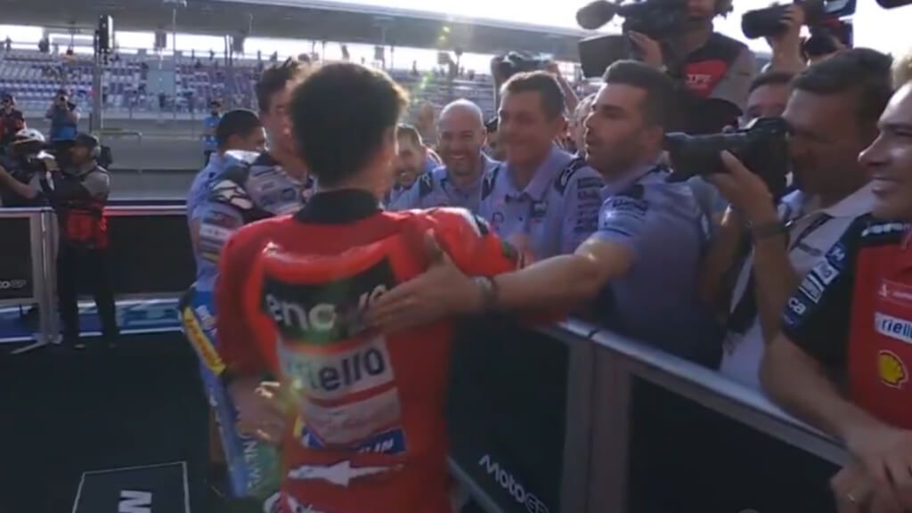  Los hermanos Márquez y su guerra con las pegatinas.