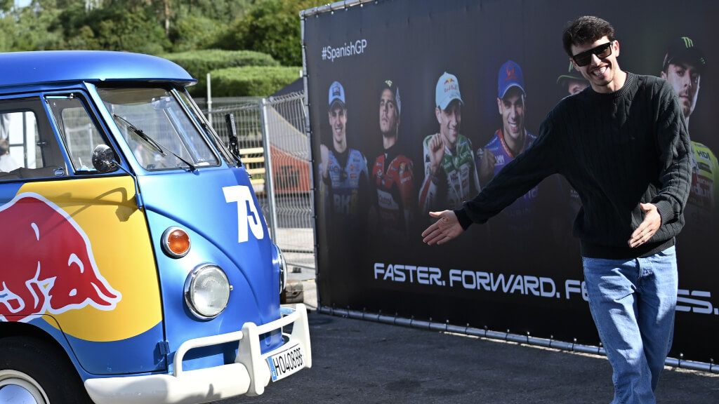Álex Márquez, llegando al Gran Premio de Jerez en su 'Alexneta'.