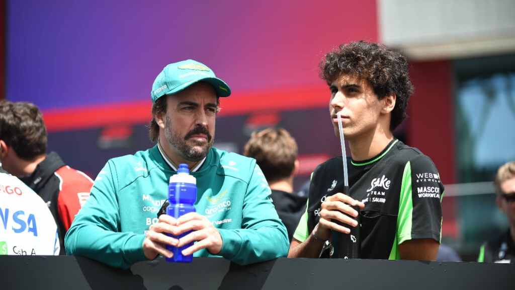  Fernando Alonso y Bortoleto tras el GP de Hungría (Cordon Press)