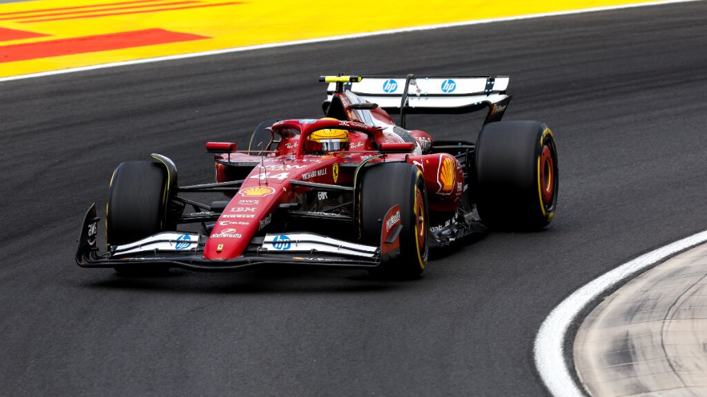 Lewis Hamilton conduciendo con Ferrari (Europa Press)