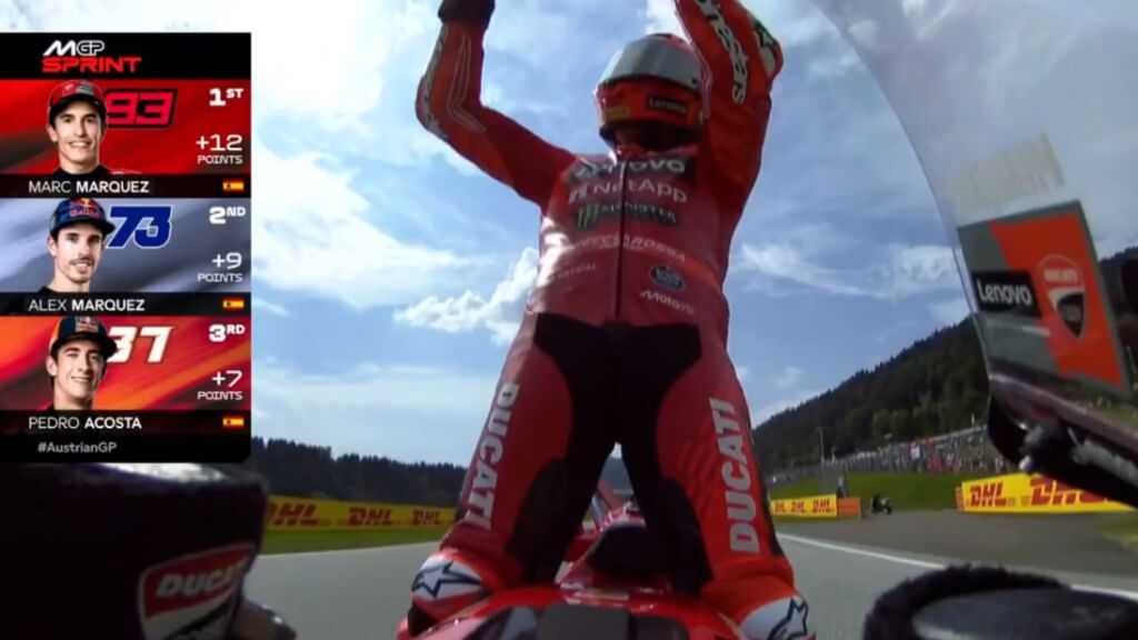  Marc Márquez, ganando la 'sprint' de Austria.