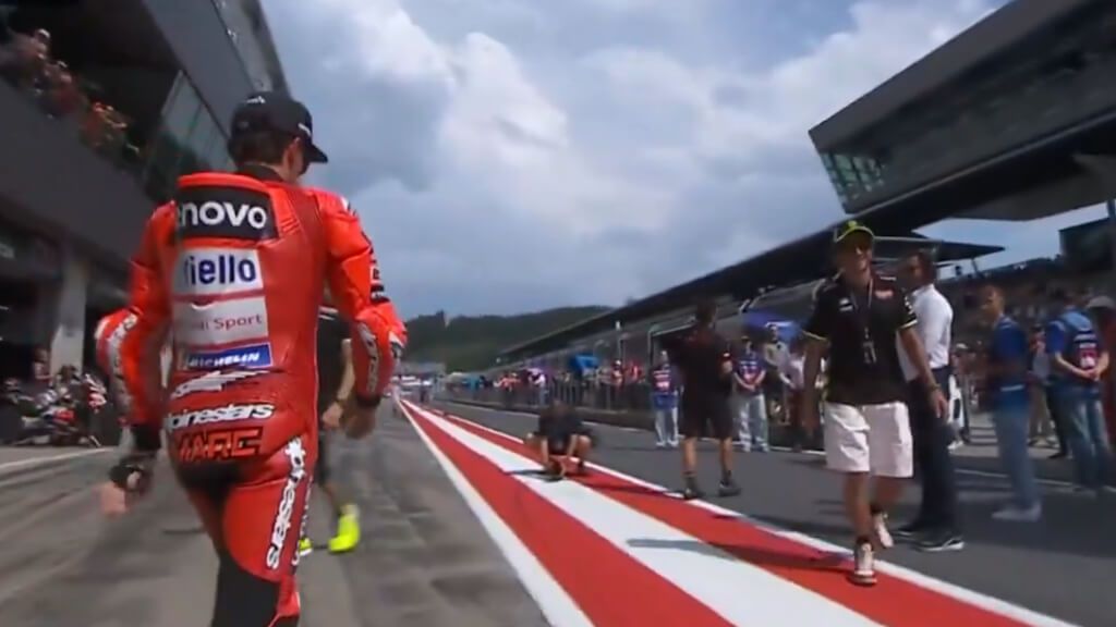 Marc Márquez y Valentino Rossi se cruzan en el paddock de Spielberg.