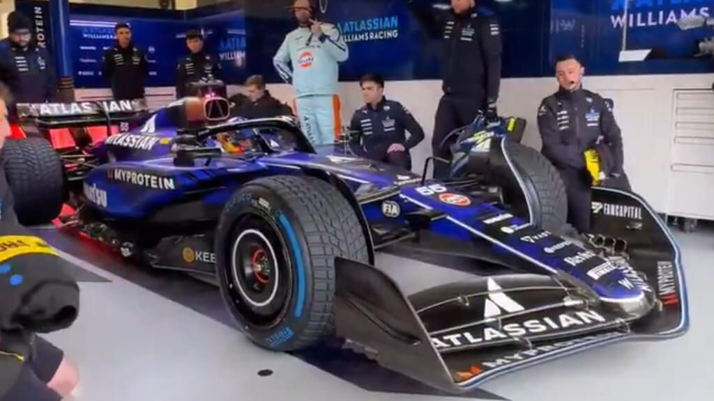  Carlos Sainz subido en el FW47