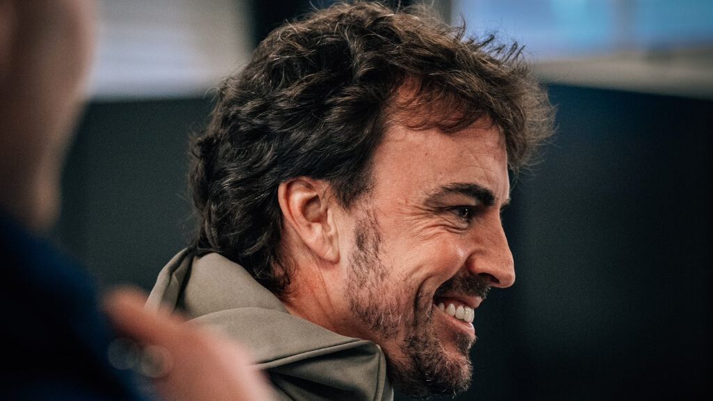  Fernando Alonso en los talleres de Aston Martin (@AstonMartinF1)