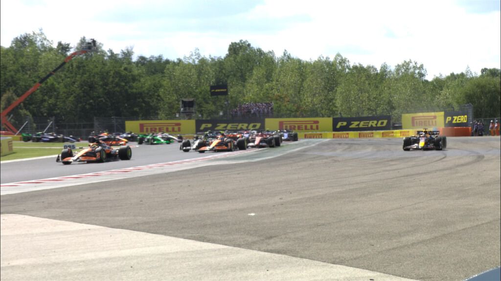  Salida del GP de Hungría, con Max Verstappen yéndose por fuera.