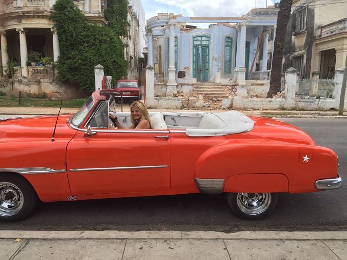 Luisa inspira 'La Guayabera' de Juan Carlos Aragón.