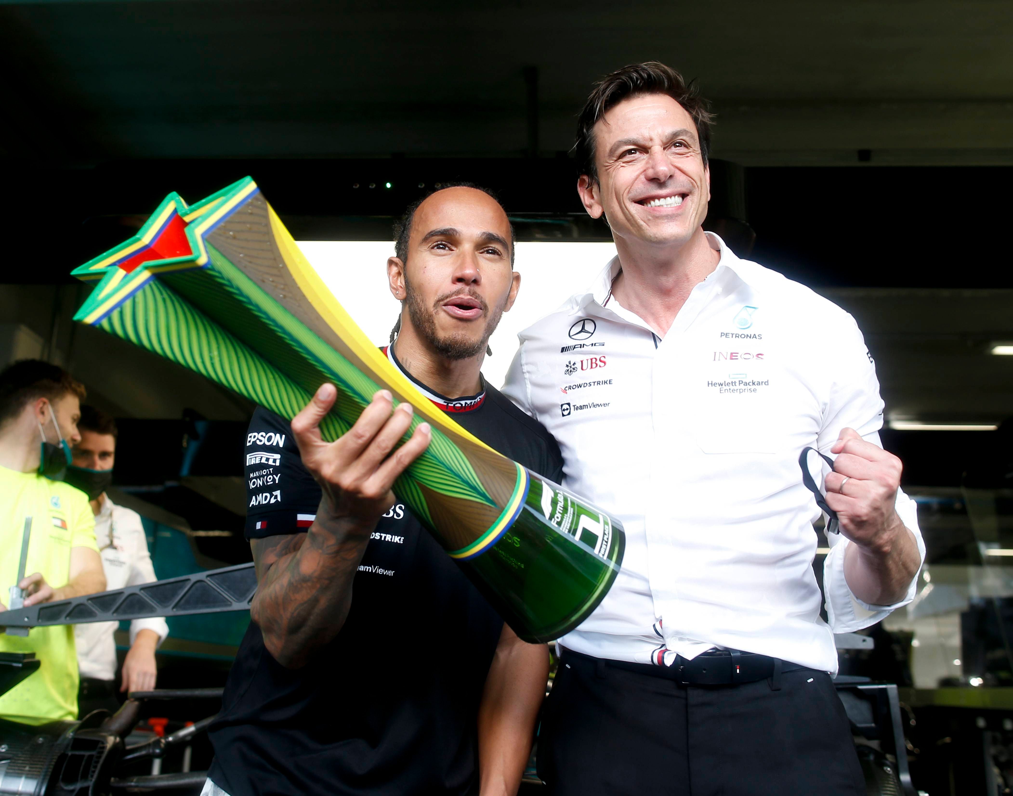 Hamilton, celebra un premio con Toto Wolff, jefe de Mercedes (Cordon Press)