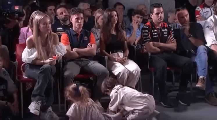  Los hijos de Aleix Espargaró, durante la despedida de su padre