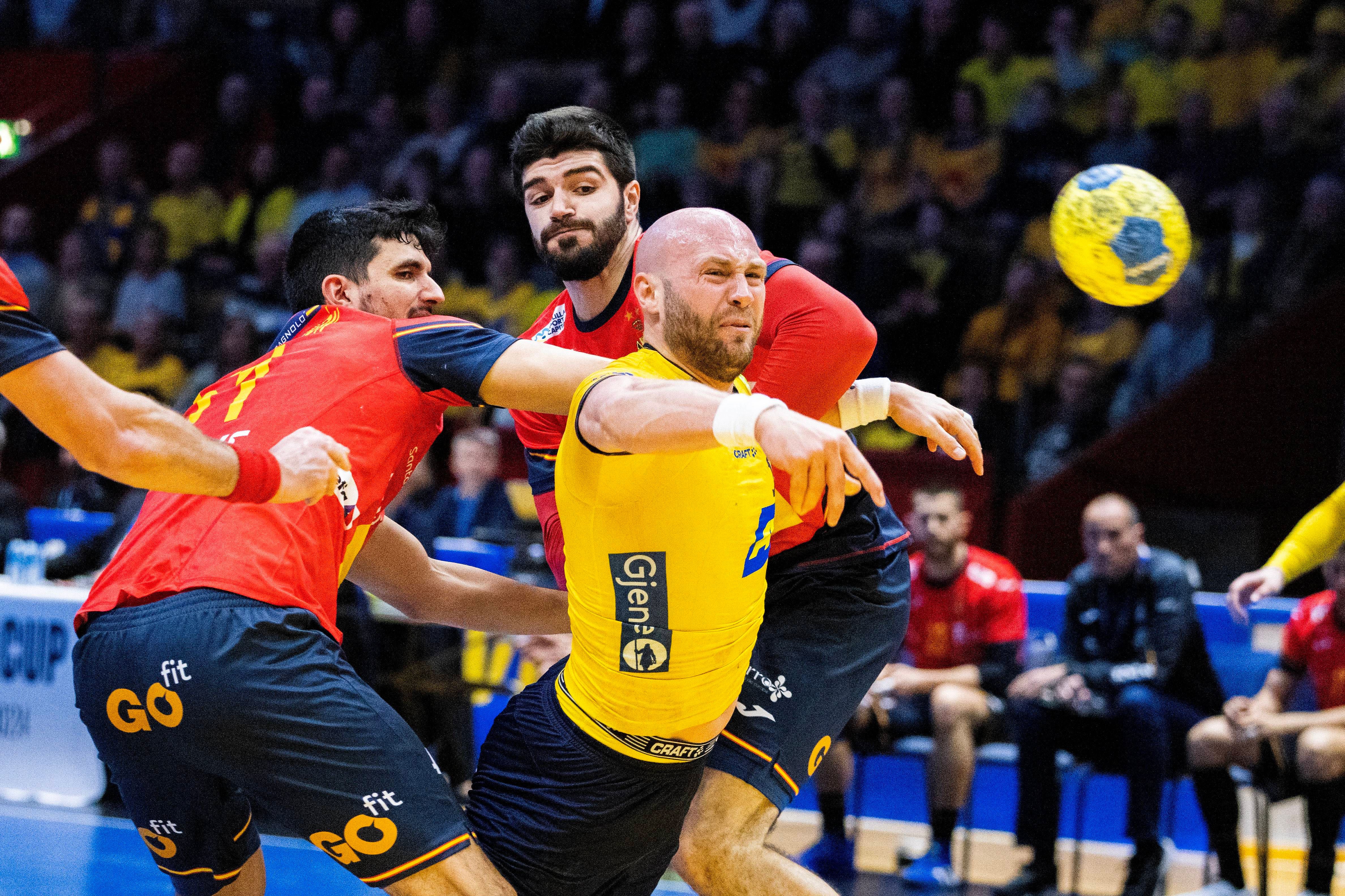  Miguel Sanchez-Migallon y Imanol Garciandia, intentando parar a Oskar Bergendahl en el partido de Suecia.