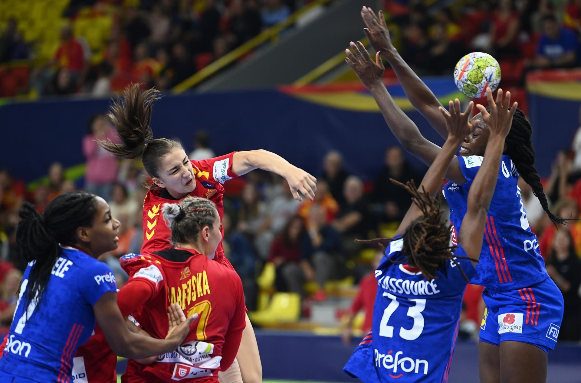  Jugada del Montenegro-España del Europeo (FOTO: EFE).